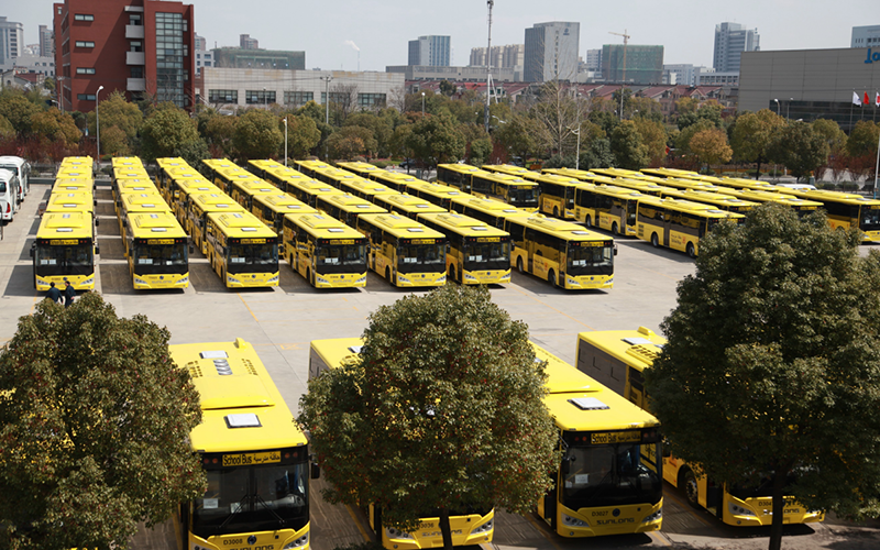 2015年，120臺SLK6109校車在申龍工廠整裝待發沙特市場。